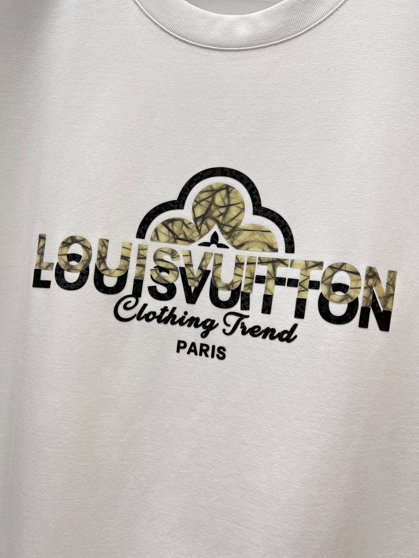 Louis Vuitton LV🌟New Arrival first counter, the latest New Arrival short-sleeved round neck T-shirt, Premium customized design, avant-garde and fashionable! Brand logo heavy craftsmanship design Premium custom fabrics. Soft to the touch. Comfortable to wear. Counter-level exquisite stitching. Fine workmanship. The upper body effect is incomparably handsome! A must-have item for a stylish man! 🐎🐎Size: M-XXL (Size table is in the last picture)